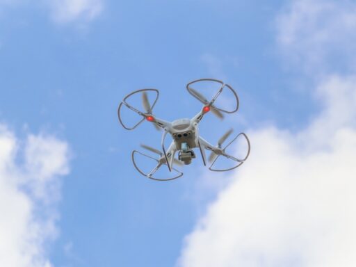 ドローンを飛ばすために資格は必須？ 国家資格と民間資格について